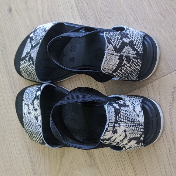 Sorrel Ella snake print criss cross flat sandals - Picture 3 of 3